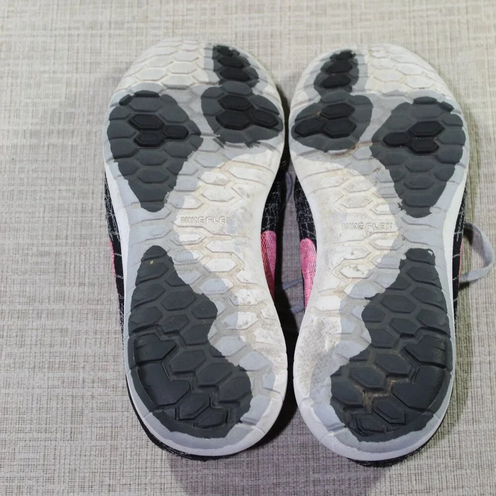 Nike Size 10 Fury Black with Pink Swoosh Athletic Shoes